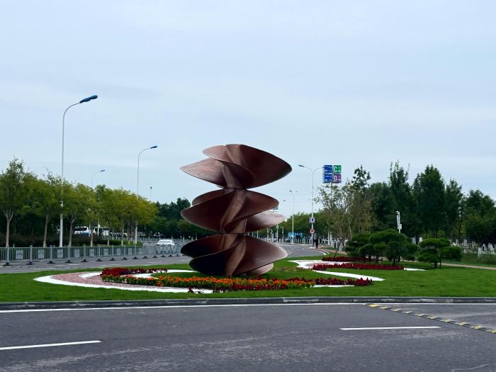 1cd1e641f9a6f62e9bb338289cea1cbc.jpg 停車場花壇.jpg