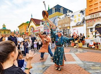 57c95c1edfeb738091911d927b7ad3e8.jpg 演出1.jpg